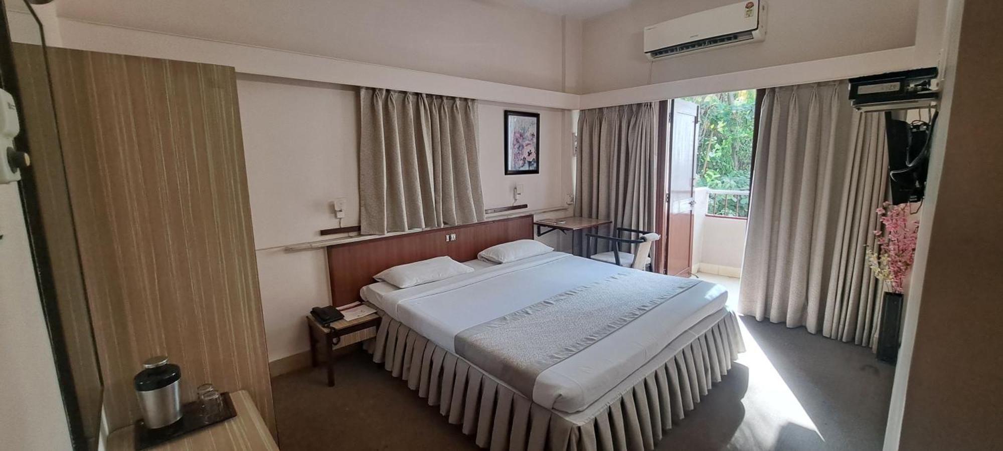 Hotel Swaroop Poona Buitenkant foto
