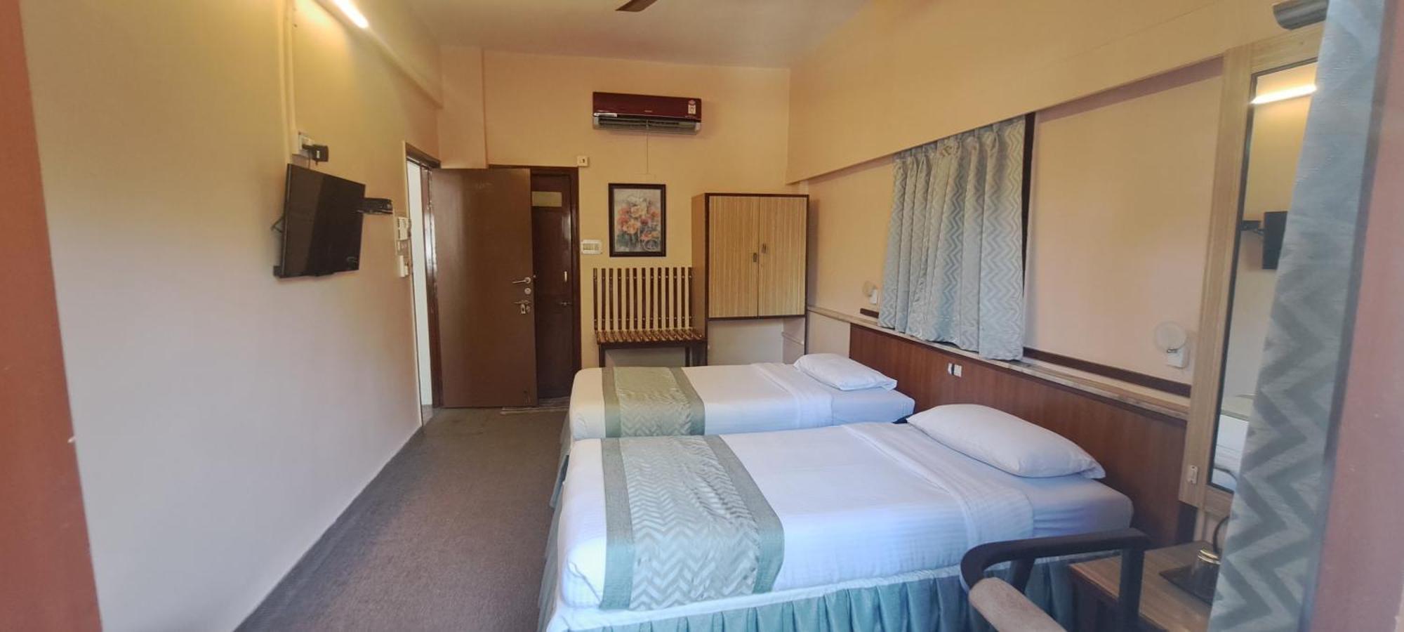Hotel Swaroop Poona Buitenkant foto