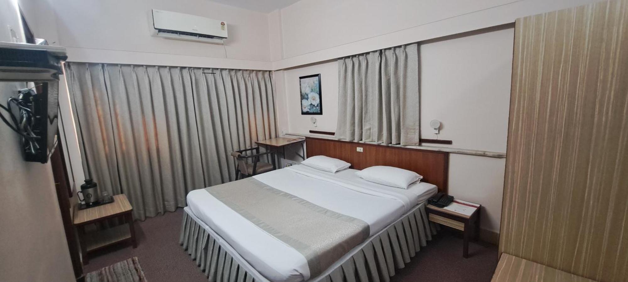 Hotel Swaroop Poona Buitenkant foto