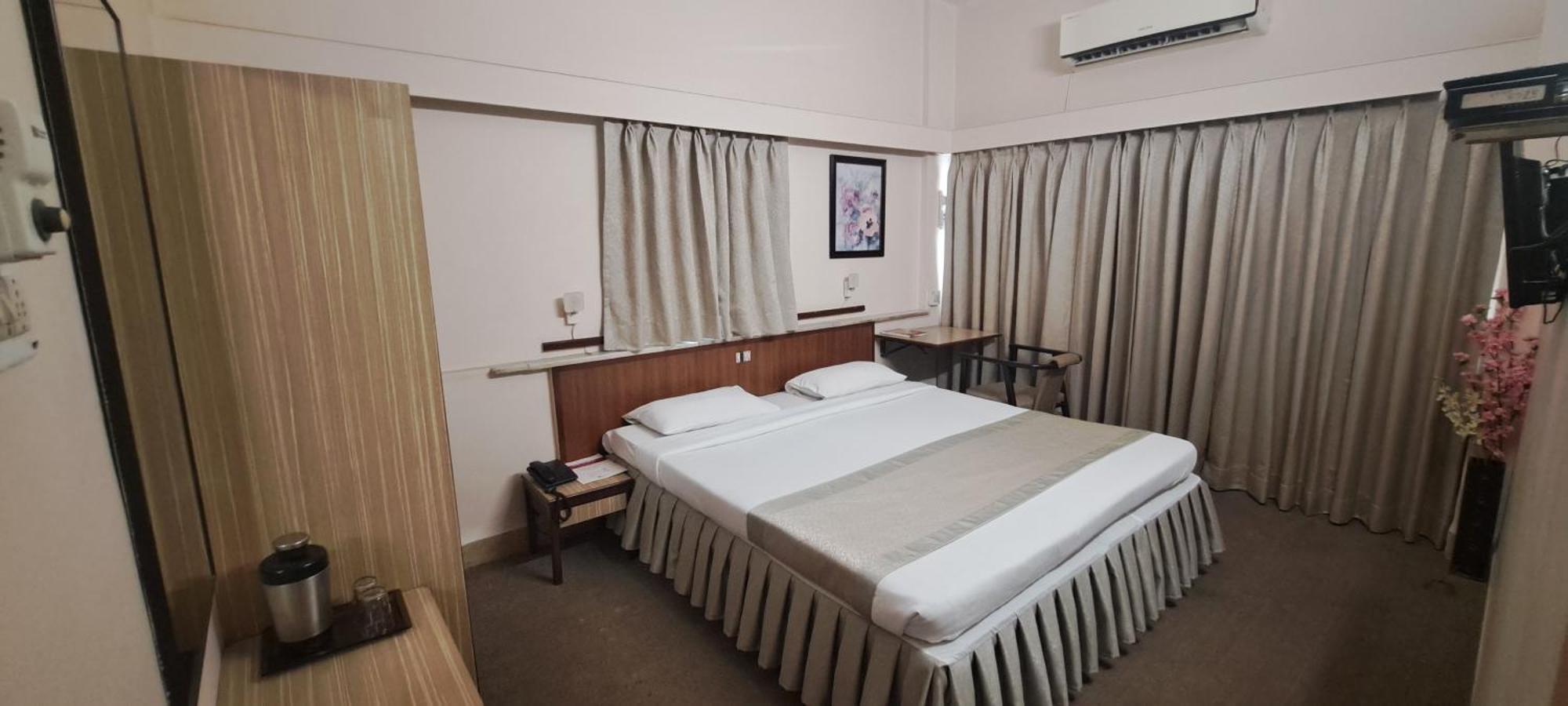 Hotel Swaroop Poona Buitenkant foto
