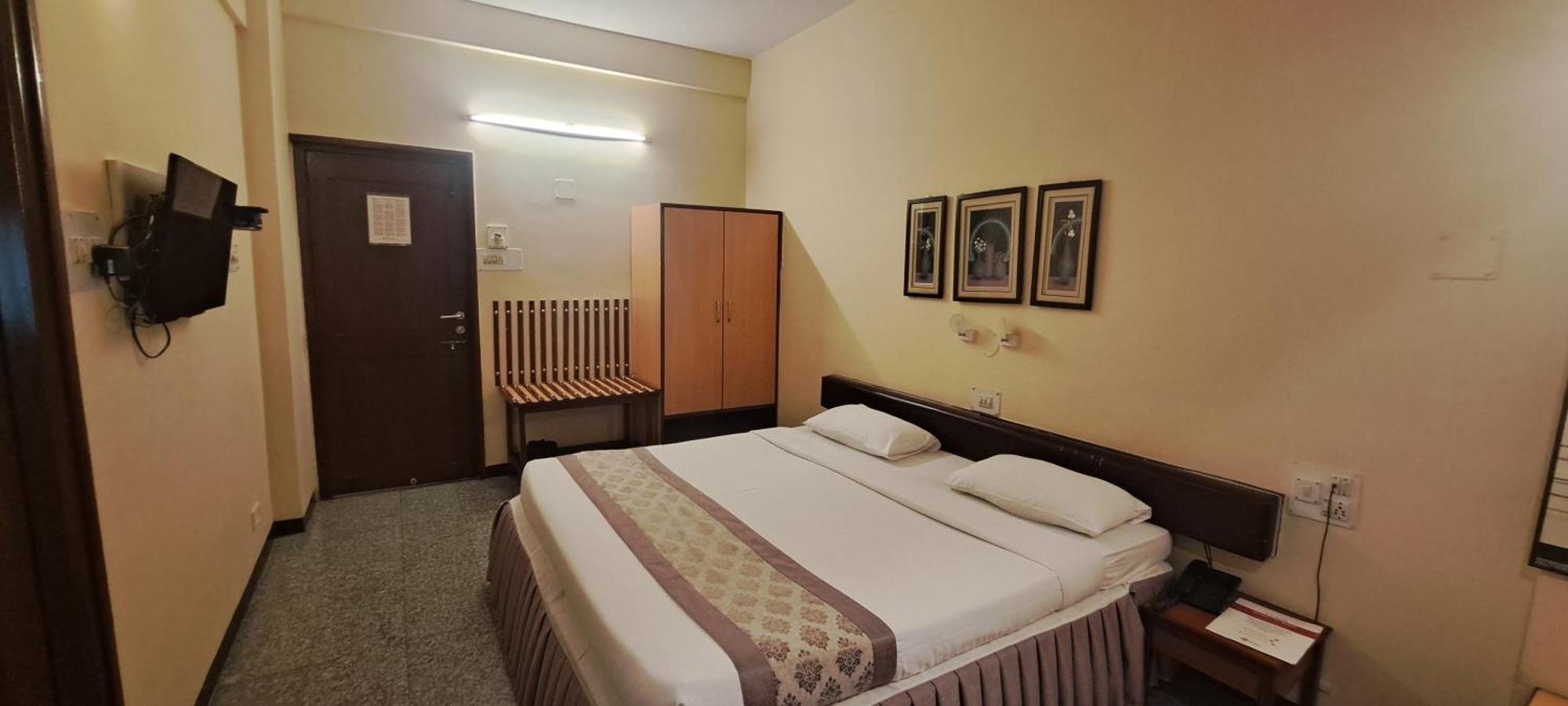 Hotel Swaroop Poona Buitenkant foto