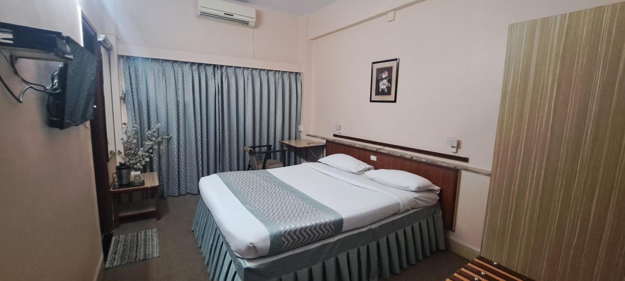 Hotel Swaroop Poona Buitenkant foto