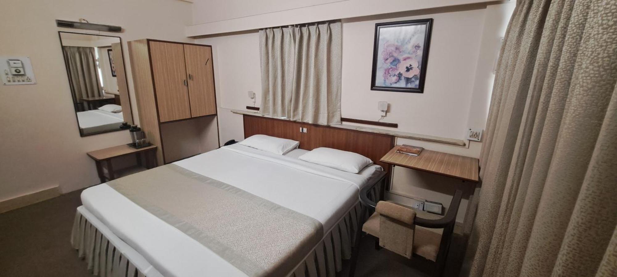 Hotel Swaroop Poona Buitenkant foto