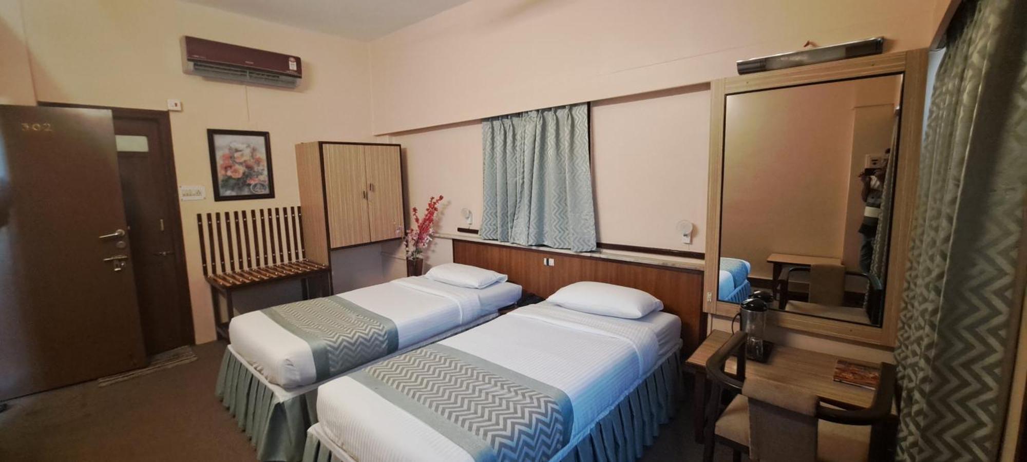 Hotel Swaroop Poona Buitenkant foto