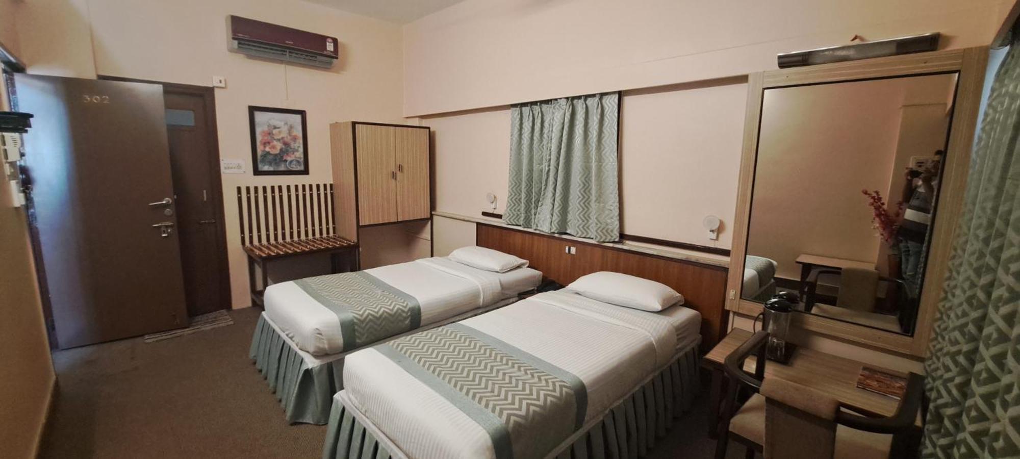Hotel Swaroop Poona Buitenkant foto
