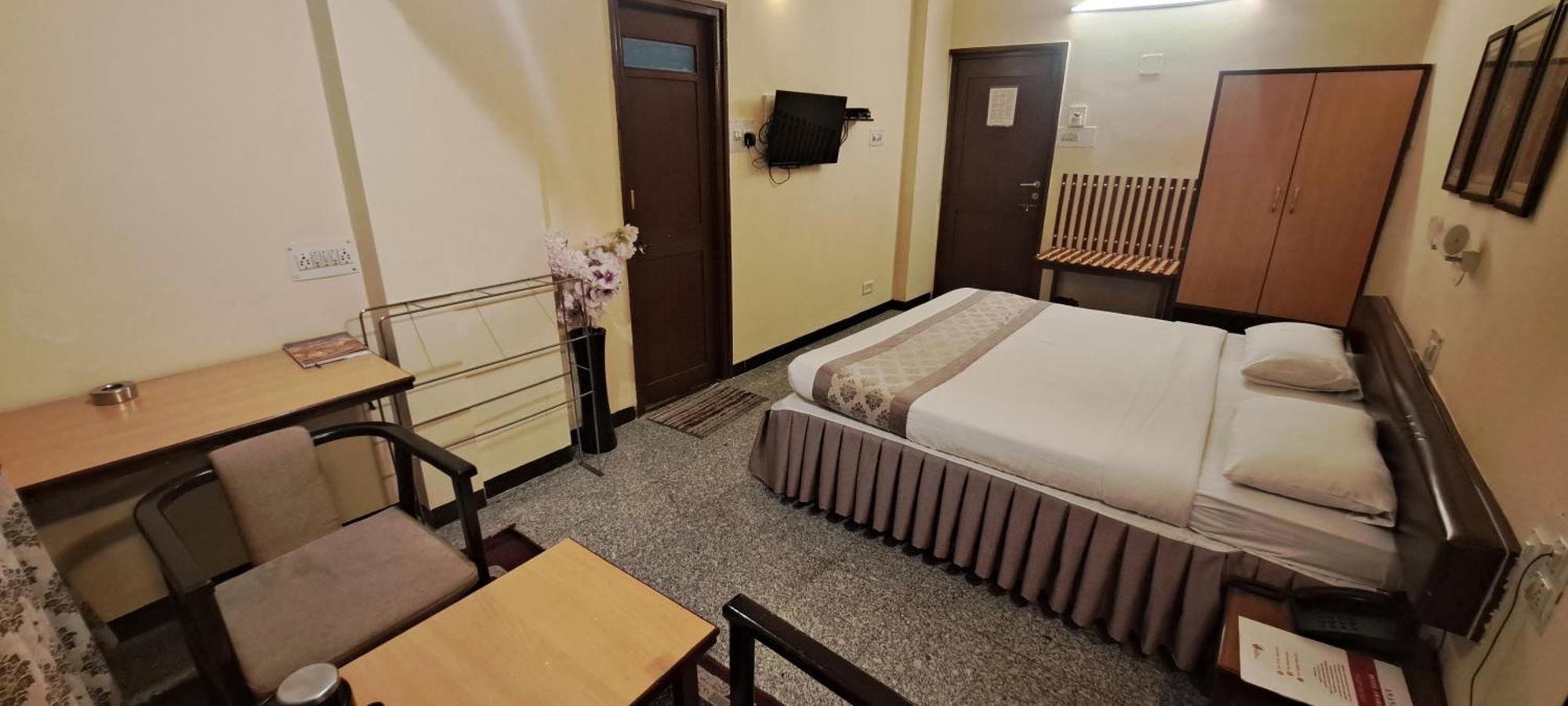 Hotel Swaroop Poona Buitenkant foto