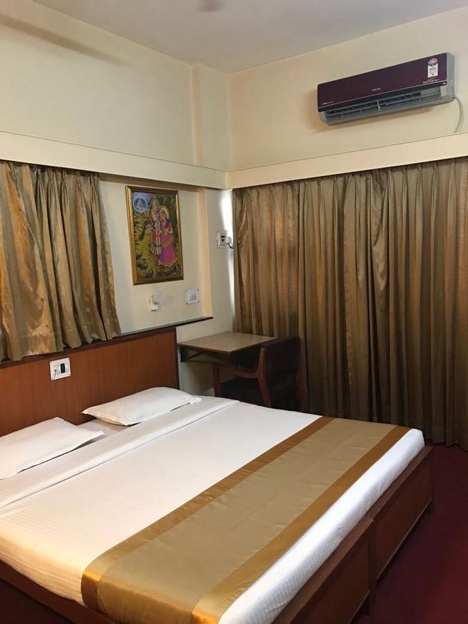 Hotel Swaroop Poona Buitenkant foto