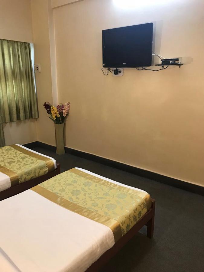 Hotel Swaroop Poona Buitenkant foto