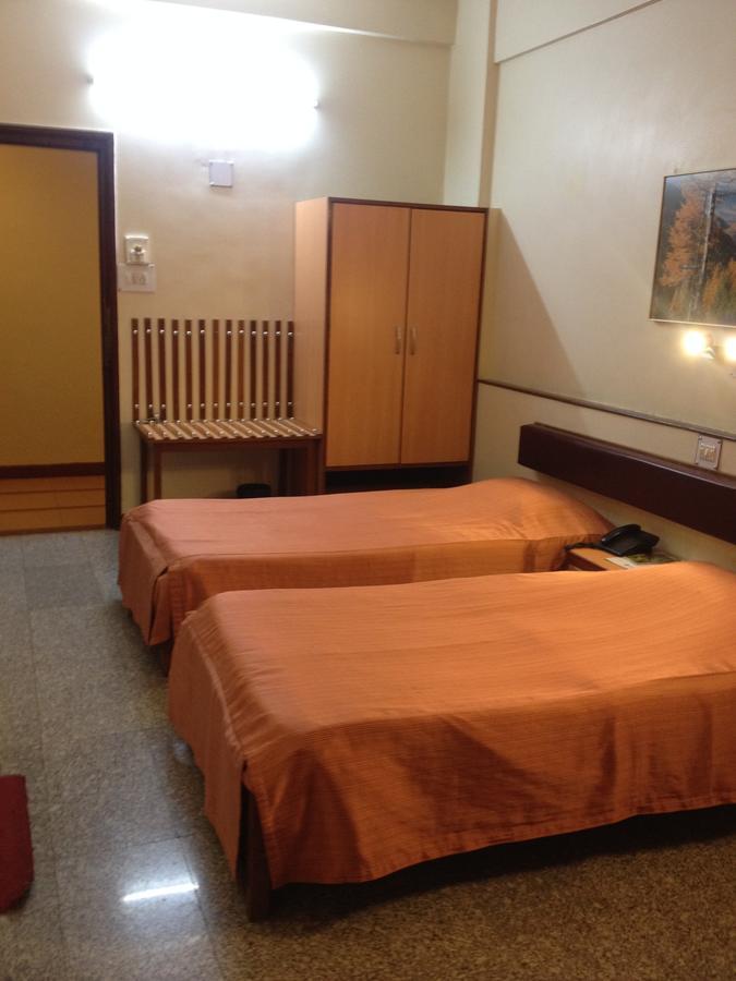 Hotel Swaroop Poona Buitenkant foto