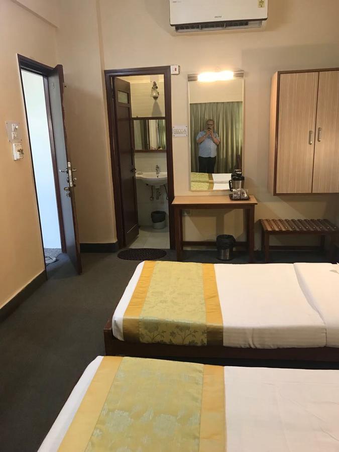 Hotel Swaroop Poona Buitenkant foto