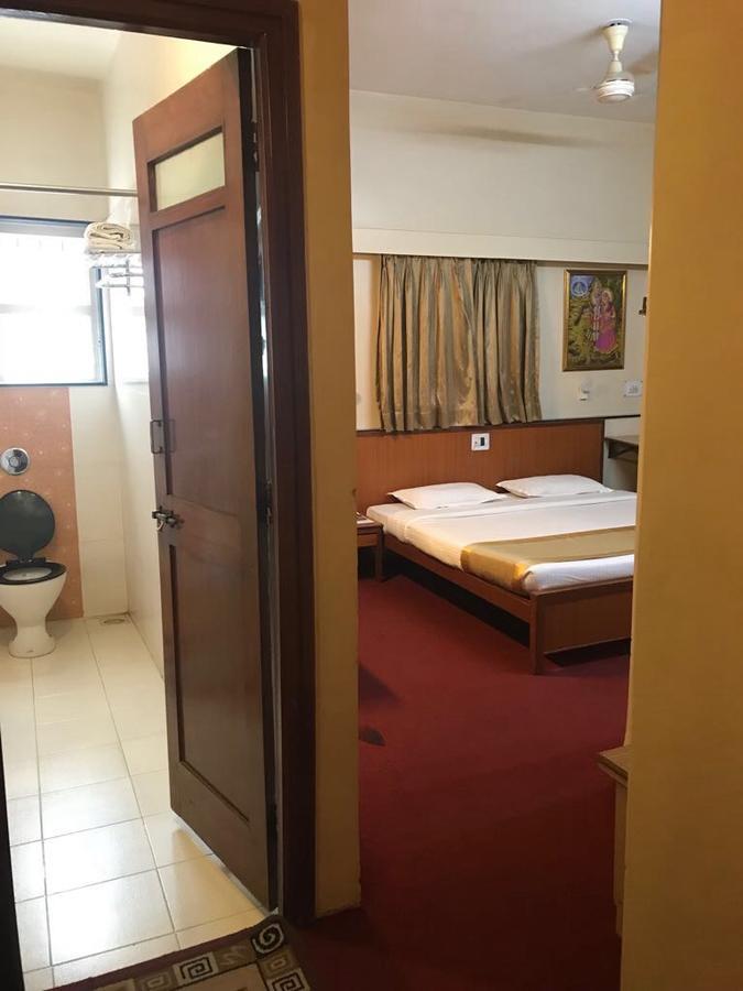 Hotel Swaroop Poona Buitenkant foto